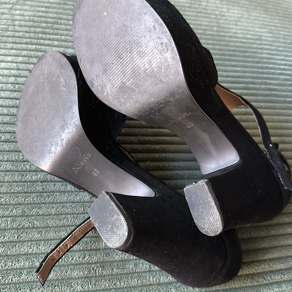 Suede Heels 🔥 - Picture 5 of 9
